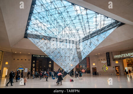 Paris, France - 17.01.2019 : les gens à l'intérieur du Louvre Museum (musée du Louvre). Art Gallery Banque D'Images