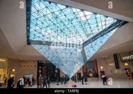 Paris, France - 17.01.2019 : les gens à l'intérieur du Louvre Museum (musée du Louvre). Art Gallery Banque D'Images