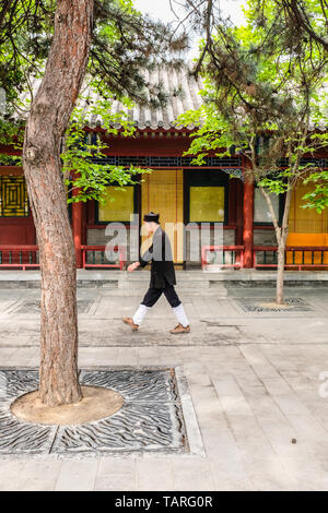 Un taoïste chinois promenades dans la cour paisible de Temple taoïste BaiYun, Beijing, Chine Banque D'Images