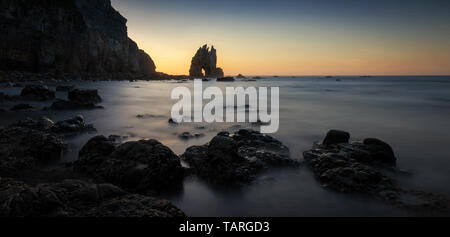 Playa de Portizuelo côte rocheuse avec des falaises en arrière-plan au coucher du soleil, les Asturies, Espagne Banque D'Images