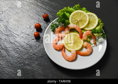 Fruits de mer Salade de crevettes Crevettes assiette de légumes frais gourmet océan décorer table de dîner avec des herbes et des épices dans le restaurant de fruits de mer Banque D'Images