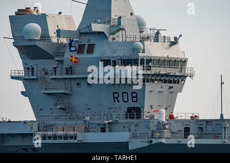 Close up de la passerelle de navigation sur la marine royale porte-avions HMS Queen Elizabeth sur son retour à Portsmouth, Royaume-Uni le 25 mai 2019. Banque D'Images