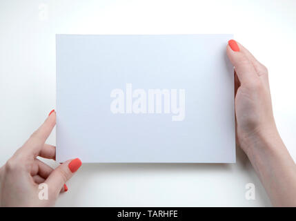 Une femme holding white brochure. Modèle d'identité Banque D'Images