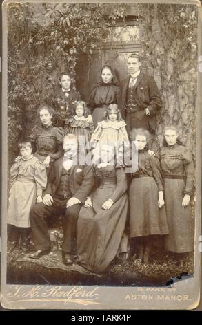 Photo de cabinet d'une grande famille victorienne vers 1885 avec mère, père et neuf enfants Banque D'Images