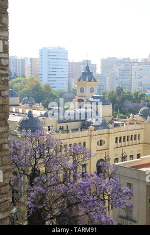 Vue du Castillo de Gibralfaro sur l'hôtel de ville, dans le centre-ville de Malaga, sur la Costa del Sol, Espagne, Europe Banque D'Images