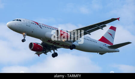 Austrian Airlines Airbus A320 OE-TLB en approche finale à l'aéroport de Londres Heathrow LHR Banque D'Images