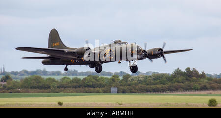 Boeing B-17 Flying Fortress G-BEDF décoller de l'Aérodrome de Duxford Banque D'Images