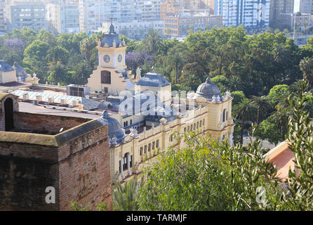 Vue du Castillo de Gibralfaro sur l'hôtel de ville, dans le centre-ville de Malaga, sur la Costa del Sol, Espagne, Europe Banque D'Images