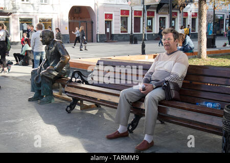 Nizhny Novgorod, Russie, - 12 mai 2019 : Sculpture de Yevgeniy Yevstigneyev, près de Théâtre Dramatique académique d'État, Bolshaya Pokrovskaya Street Banque D'Images