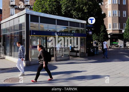 Stockholm, Suède - le 27 juin 2016 : les gens à l'extérieur de l'entrée de la station de métro à Sankt Eriksplan. Banque D'Images