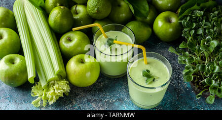 Les smoothies : chardon vert et vert fruits sur une base de béton. Detox alimentation bannière. Banque D'Images