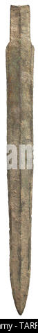 La lame de bronze d'une épée Chinoise, portant une inscription, l'Est Zhou, 5e - début du 3e siècle avant J.-C., robuste, avec une large lame solide tang, prononcée en dedans et ridge, continue d'éminents, offset biseau, environ 3 mm de large. La lame effilée presque imperceptiblement vers l'extrémité, les bords fortement à venir ensemble juste avant le point. D'un côté, à gauche de la crête médiane, la partie supérieure de la lame porte une inscription en or forgé incrustations de fil. Patine vert foncé, recouvert d'incrustations. Largeur de l'tang 2.7 cm. W maximum, Additional-Rights Clearance-Info-Not-Available- Banque D'Images