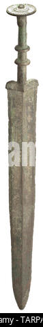 Une épée de bronze Chinois portant une inscription, l'Est Zhou, 5e - 3e siècle avant J.-C., Bronze épée forgée en une seule pièce et datant de la période des Royaumes combattants. Avec la lame légèrement courbée, presque parallèlement les bords tranchants, effilé brusquement juste avant le point. La crête médiale obtus prononcée. Les lames de l'offset clairement par une lame conique continue, environ 3 mm de large. Au-dessous de la poignée, la moitié droite de l'un des côtés porte une inscription avec 7 caractères. Une poignée profilée, avec une crête médiane à l'origine de la lame w, Additional-Rights Clearance-Info-Not-Available- Banque D'Images