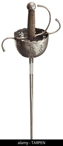 Une coupe d'Italie-couilles rapière, circa 1650, Fine, élancée (non associée à l'origine de la lame de couteau) section de diamants. Chaque côté du forte a frappé avec la signature "EFECIT SOLINGEN' au sein de la plus profonde. Tasse avec richement percé gravé floral design, une ancienne réparation dans la brasure laiton. Quillons en forme de S avec poignée, garde-fusée avec un fil de cuivre et d'enveloppement de la tête de Turc. Ciselé, pommeau rond. Longueur 128 cm. épée, épées, armes, d'armes, l'arme, le bras, appareil de combat, militaire, militaria, objet, objets, alambics, clipping, coupures, cut out, Additional-Rights Clearance-Info ,--Not-Available Banque D'Images