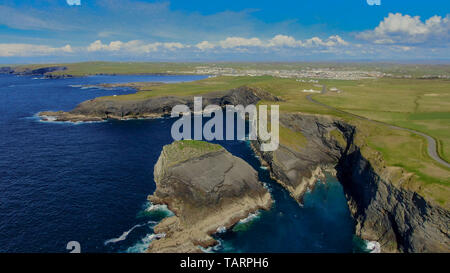 Vol au dessus de la falaise de Kilkee à la côte atlantique de l'Irlande - la photographie de voyage Banque D'Images