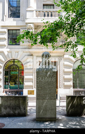 La statue de Paul Reuter sur Royal Exchange à Londres, Royaume-Uni Banque D'Images