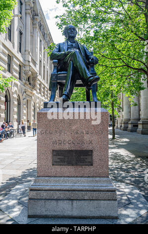 Une statue représentant George Peabody assis sur une chaise, en bronze sur un socle en marbre dans le Royal Exchange, London, UK Banque D'Images