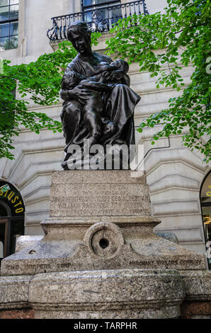 La Maternité l'ancienne fontaine d'eau potable sur l'avenue Royal Exchange à Londres, au Royaume-Uni représente une figure de bronze d'une femme les deux jeunes enfants. Banque D'Images