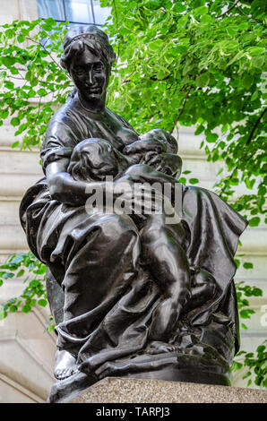 La Maternité l'ancienne fontaine d'eau potable sur l'avenue Royal Exchange à Londres, au Royaume-Uni représente une figure de bronze d'une femme les deux jeunes enfants. Banque D'Images