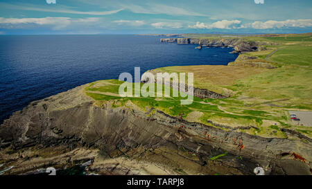 Vol au dessus de la falaise de Kilkee à la côte atlantique de l'Irlande - la photographie de voyage Banque D'Images