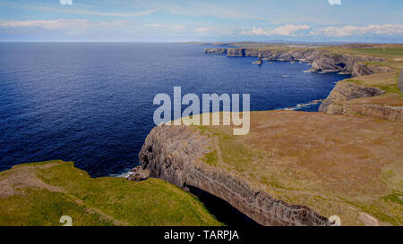 Vol au dessus de la falaise de Kilkee à la côte atlantique de l'Irlande - la photographie de voyage Banque D'Images