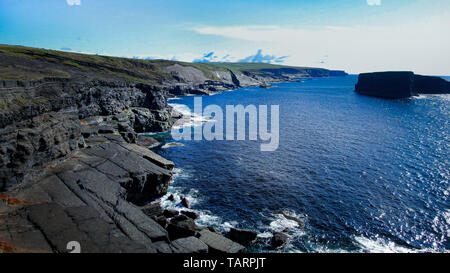 Vol au dessus de la falaise de Kilkee à la côte atlantique de l'Irlande - la photographie de voyage Banque D'Images