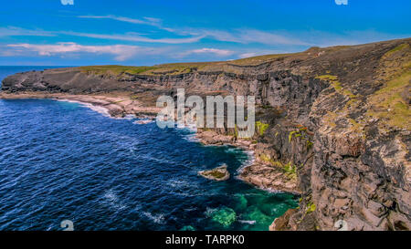 Vol au dessus de la falaise de Kilkee à la côte atlantique de l'Irlande - la photographie de voyage Banque D'Images