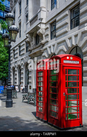 Un couple de boîtes traditionnelles téléphone rouge debout sur Royal Exchange à Londres, au Royaume-Uni. Banque D'Images