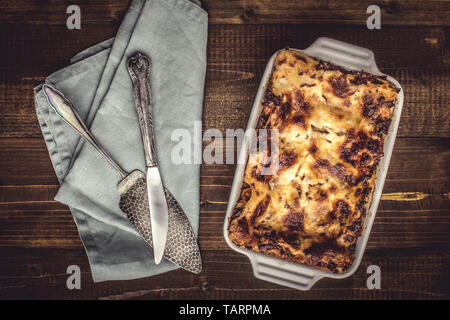 Lasagne Bolognese italien rustique sur fond de bois foncé Banque D'Images