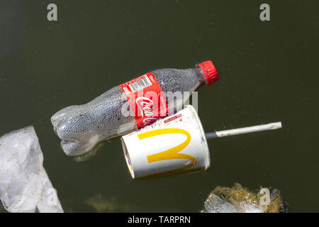 Vide bouteille de Coca-Cola et MCDONALD'S tasse de papier flottant dans Walsall Walsall, Canal, West Midlands, England, United Kingdom Banque D'Images