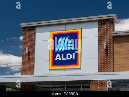 RIVER FALLS, WI/USA - Mai 26, 2019 : Aldi magasin d'inscription. Aldi est est une chaîne de supermarchés discount mondial basé en Allemagne. Banque D'Images