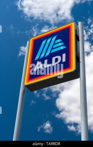 RIVER FALLS, WI/USA - Mai 26, 2019 : Aldi magasin d'inscription. Aldi est est une chaîne de supermarchés discount mondial basé en Allemagne. Banque D'Images