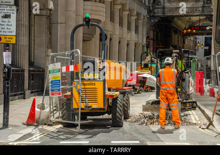 Réparation des accidents du travail à faire sur la route Whittington Avenue, dans le quartier financier de Londres, Royaume-Uni Banque D'Images