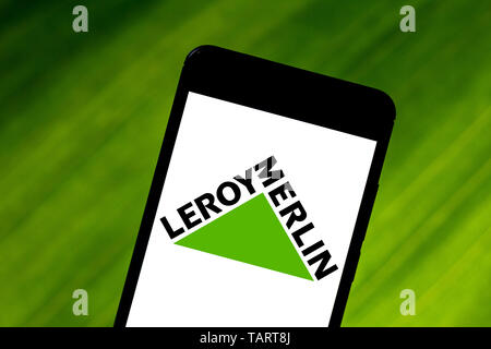 Sur cette photo, l'illustration Leroy Merlin logo est vu affichée sur un smartphone. Banque D'Images