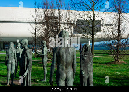 Santander, Espagne. Le 12 février 2019. Statues sur Pereda Gadens. Centre Botin dans l'arrière-plan Banque D'Images