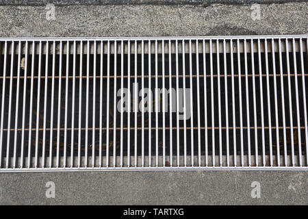 Le couvercle du trou de vidange, couvercle d'égout de l'eau rue de métal Banque D'Images