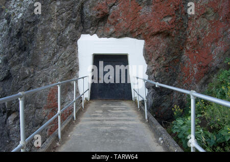 Le chemin d'Phare Point Bonita mène à travers un tunnel qui ferme dans l'après-midi au public. Banque D'Images