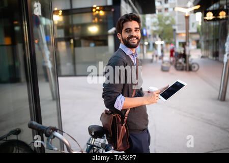 Portrait of young businessman holding tablet outdoor Banque D'Images
