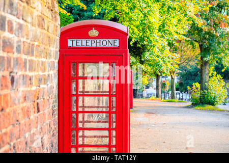 Boîte de téléphone rouge traditionnel sur la rue d'Hampstead Heath à Londres Banque D'Images