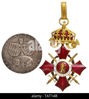 Generalmajor Hugo von zu Niederlahnstein Wenz - décorations et d'images, deux croix de fer de 1ère classe de 1914 awards, de l'argent (un par Meybauer en forme bombée), trois petites commandes sur le terrain (un fermoirs sept- et deux 14-pièces), une boîte avec de nombreux rubans, ruban de remplacement d'appliqués (sabres) etc. ainsi que deux aigles de la PAC pour la Reichswehr visor cap, un ordre du mérite militaire bulgare 3e classe (commandant) avec décoration de guerre et d'épées dans un imprimé rouge, or-Tsar Ferdinand I, un cas d'attribution de l'insigne de la corps de cadets royale bavaroise en or avec miniature, Additional-Rights Clearance-Info, c--Not-Available Banque D'Images
