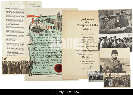 Une succession de Gero Zimmermann (1910 - 1941) - commandant de l'U-401, l'attribution des documents, inscrit l'album photo des objets et de l'histoire navale. Bourse document pour la Croix-Rouge espagnole dans l'argent avec des épées, publié le 6 juin 1939 à (capitaine de corvette) Kapitänleutnant Gero Zimmermann à Berlin, avec fac-similé de signature de A. Hitler. En outre, un document f 20e siècle, Editorial-Use-seulement Banque D'Images