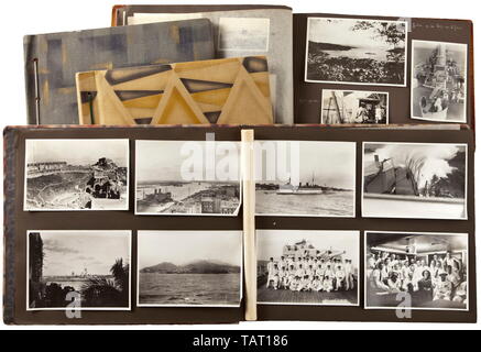 Une succession de Gero Zimmermann (1910 - 1941) - commandant de l'U-401, l'attribution des documents, inscrit l'album photo des objets et de l'histoire navale. Bourse document pour la Croix-Rouge espagnole dans l'argent avec des épées, publié le 6 juin 1939 à (capitaine de corvette) Kapitänleutnant Gero Zimmermann à Berlin, avec fac-similé de signature de A. Hitler. En outre, un document f 20e siècle, Editorial-Use-seulement Banque D'Images
