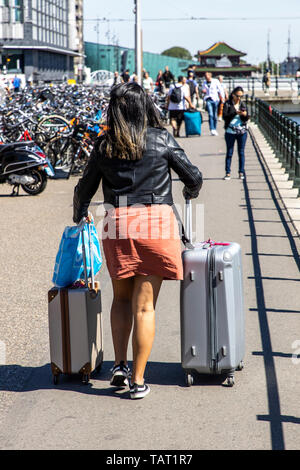 Les touristes, les visiteurs avec des chariots, sur le chemin, à partir de, à la gare, Amsterdam, Pays-Bas, Banque D'Images