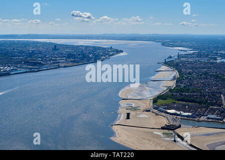 Une vue aérienne de la recherche de la Mersey, Liverpool Birkenhead gauche et droite, Nord Ouest de l'Angleterre, Royaume-Uni Banque D'Images