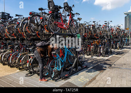 Amsterdam, Pays-Bas, location parking garage, parking pour vélos à la gare centrale, pour plus de 2100 bicyclettes, gratuitement, sur la rivière JE Banque D'Images