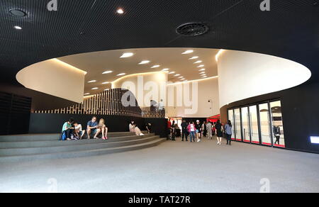 KAOHSIUNG, TAIWAN -- 14 avril 2019 : l'intérieur les espaces publics de la récente National Centre for the Performing Arts situé dans le Weiwuy Banque D'Images