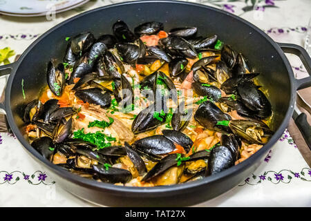 Plat typique de la cuisine italienne, la soupe de poissons 'à 65 ' sans épines : moules, crevettes, Smooth-Hound, lotte en sauce tomate avec des oignons de Tropea, w Banque D'Images