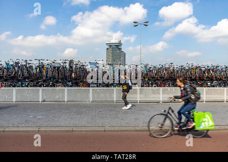 Amsterdam, Pays-Bas, location parking garage, parking pour vélos à la gare centrale, pour plus de 2100 bicyclettes, gratuitement, sur la rivière JE Banque D'Images