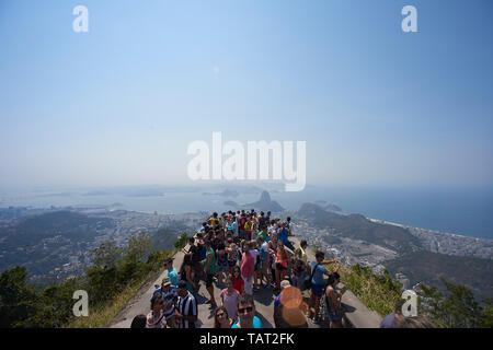 La plate-forme à la statue du Christ Rédempteur au sommet d'une montagne à Rio de Janeiro au Brésil avec beaucoup de touristes profitant de la vue sur la ville Banque D'Images