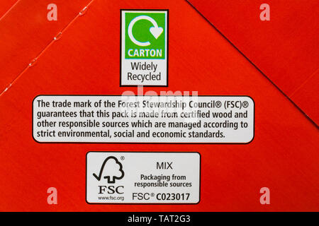 Carton largement recyclé sur paquet de sandwichs au jambon fumé et cheddar Tesco - symbole du logo recyclage du recyclage des déchets Banque D'Images